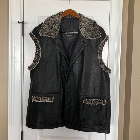 Henig Furs leather vest with shearling collar and trim. NWOT. - Picture 2 of 9